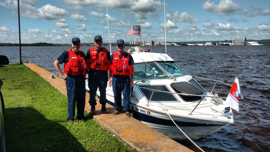 Cosxwain from Flotilla 07 and crew from 04 ready for training exercise on Superior Bay