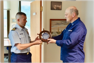 Stu Robards presenting the plaque