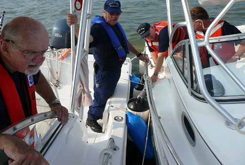 Flotilla 12-09 Auxiliarists prepare for side tow.