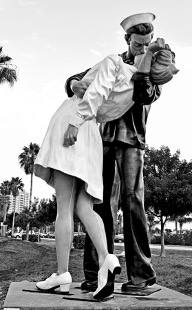 The kissing sailor statue that is an icon of Sarasota