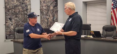 Auxiliarist receiving an award